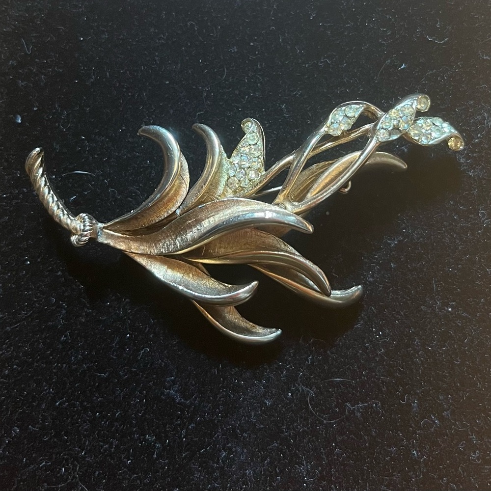 BSK Jewelry Co Vintage 1940’s Stamped Gold Tone White Rhinestone Flower Brooch